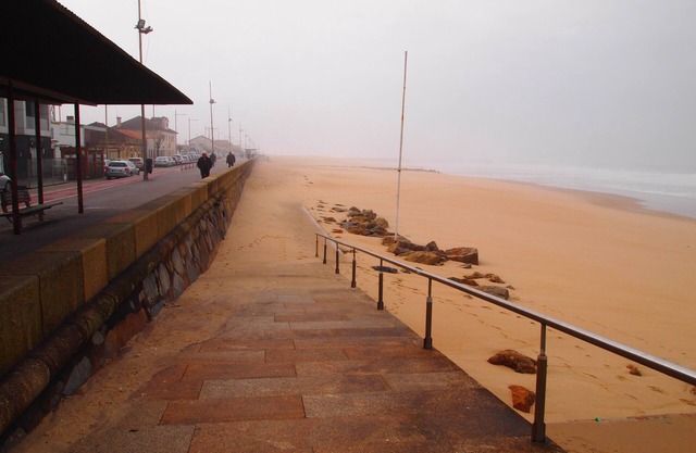 Apartamento T2 + em frente is located at 200 meters from Praia