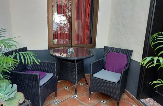 Apartamentos Monasterio de San Antonio - Mediterranes Apartment mit kleiner Terrasse im Innenhof