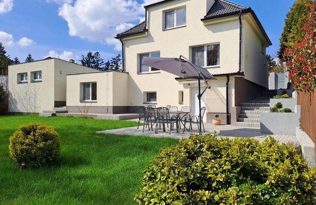 Apartmánový dům se zahradou v klidné části Prahy