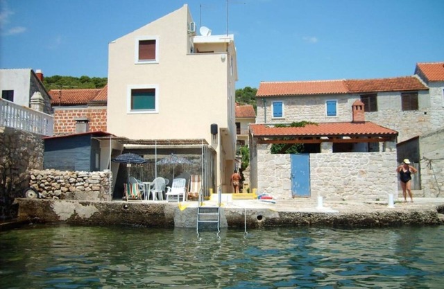 Apartment Mirni (10648-A1) - Prvic Luka - island Prvic