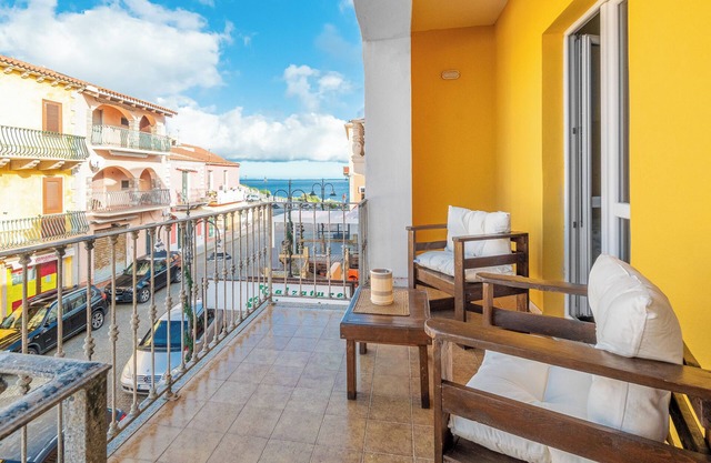 Apartment "Valentina" with Sea View, Private Balcony, Wi-Fi & Private Courtyard