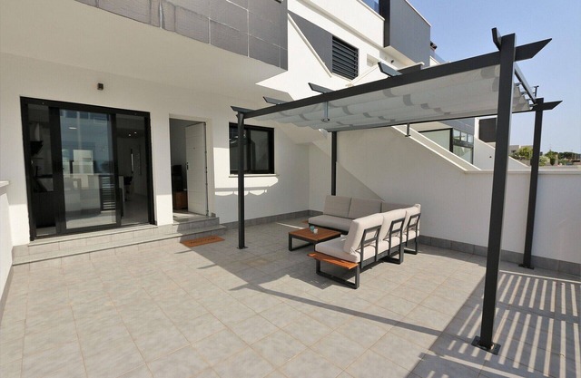 Apartment with 2 bathrooms, 2 bedrooms, terrace, pool and close to the sea