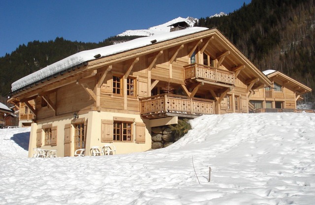APARTMENT in south-facing chalet, 400m from the cable car, 400m from the village