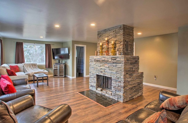 Apartment < 1 Mi to Silver Mountain: Walk to Town