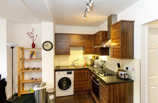 Apartment 105B close to Durham with free parking