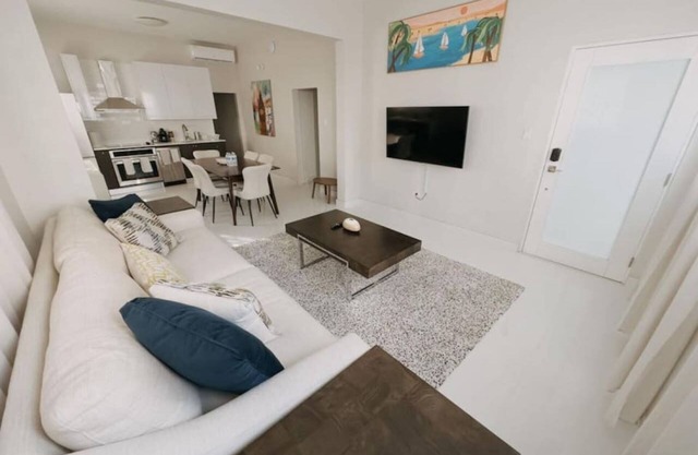 APARTMENT 2 · Luxurious Beachside 3-Br Apt