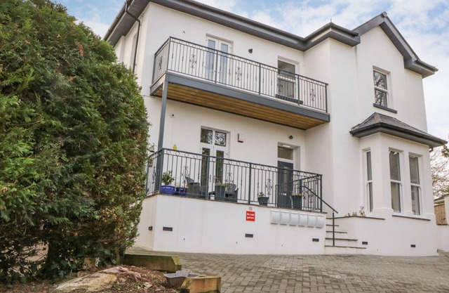 APARTMENT 4 10 SOMERS COURT, family friendly in Paignton