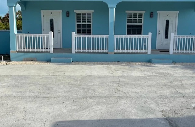 Apartment- 5 Mins Drive to the Beach