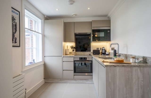 Apartment 8 - Bootham House - sleeps 2 guests in 1 bedroom