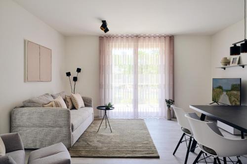 Apartment A6 "Pine Hill Resort" - mit großem Bad & großem überdachtem Balkon, vom Wohn- und Schlafzimmer aus begehbar