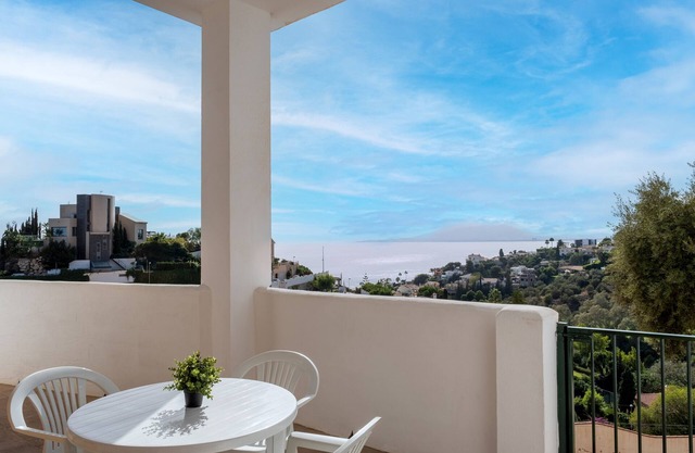 Apartment 'Apartamento Vistas Golf Y Bahía' with Sea View, Wi-Fi and Air Conditioning