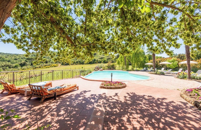 Apartment 'Appartamento Palazzina' with Lake View, Shared Pool and Wi-Fi