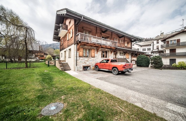 Apartment 'Appartement Chalet - Le Fêni' with Mountain View, Balcony and Wi-Fi