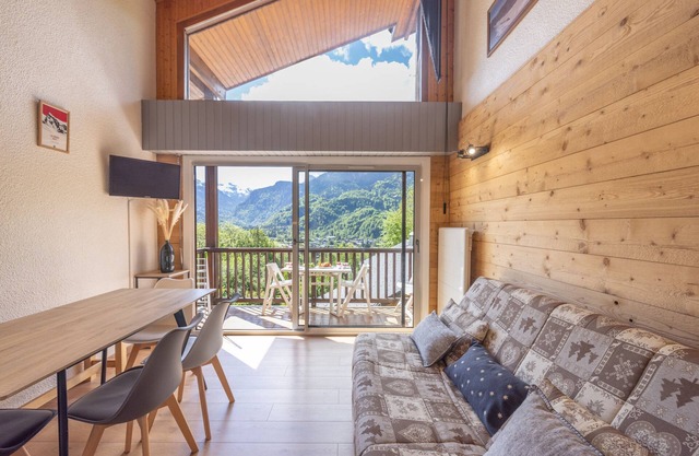 Apartment 'Appt Avec Vue - Immoclean' with Mountain View and Balcony