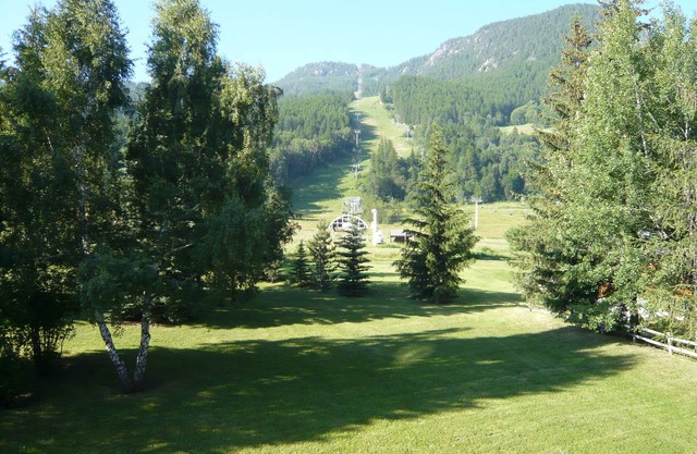 Apartment at the foot of the slopes with mountain view facing south!