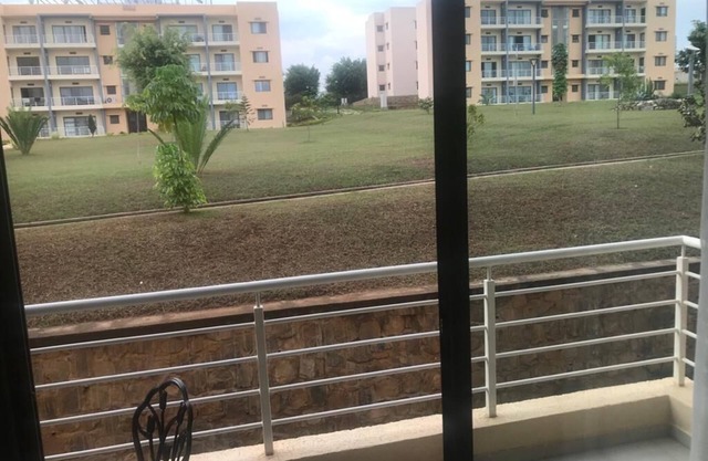 Apartment avec une large vue de jardin à partir de terrasse