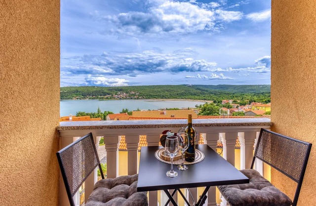 Apartment Baran with a Sea View
