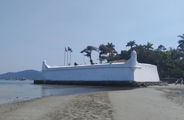 Apartment in the center of Bertioga, close to the ferry and next to the river for fishing.