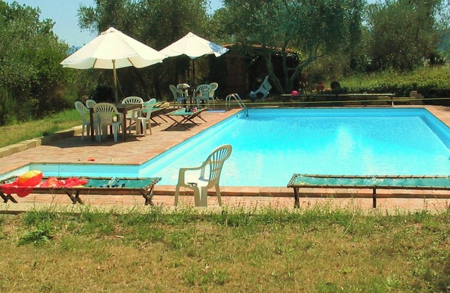 Apartment 'Casa Gialla A Murlo' with Shared Pool, Wi-Fi and Air Conditioning