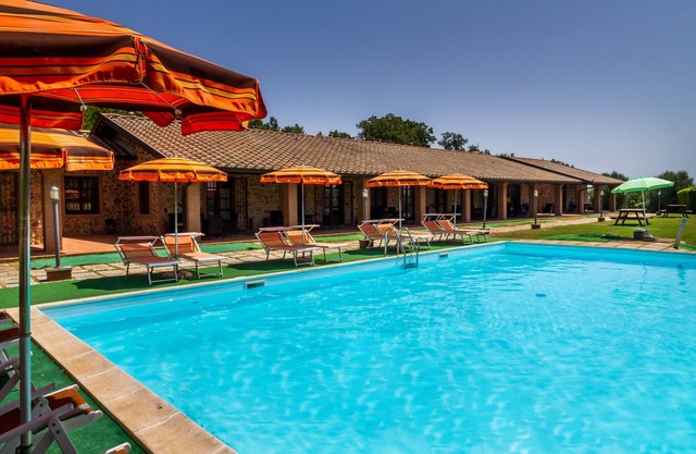 Apartment 'Casa Vacanza Il Carpignone 1' with Lake View, Pool and Garden