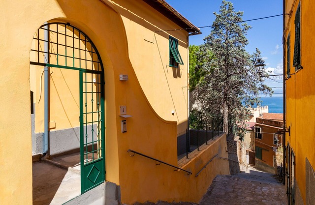 Apartment "Casa la Fortezza" close to the Beach with Terrace & Wi-Fi