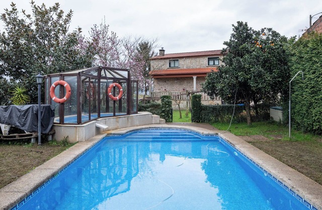 Apartment 'Casa Rural Os Carballos' with Private Pool, Wi-Fi and Air Conditioning