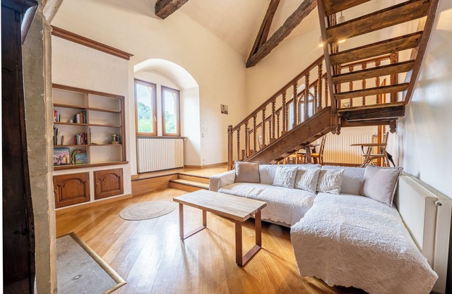 Apartment 'Château De Montpon - Grand Logement' with Shared Garden and Wi-Fi