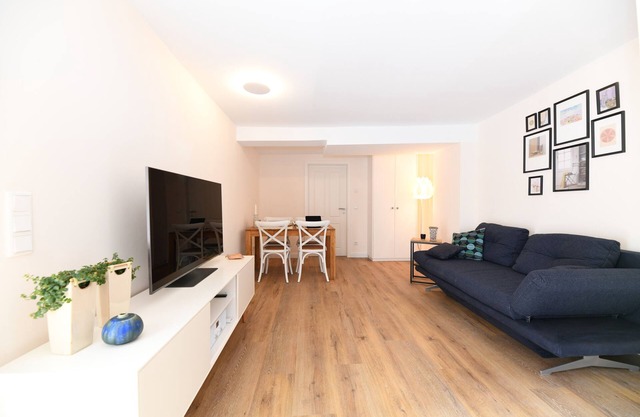 Apartment 'Das Schiefe Haus Whg Festspiele' with Wi-Fi