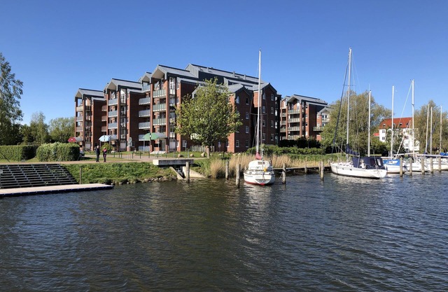 Apartment, directly on the water, near BDH, university hospital and city Pets welcome
