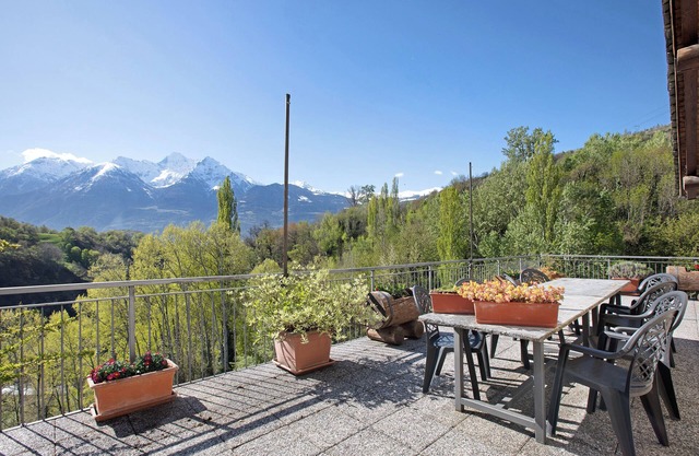 Apartment 'Eun Tchì Vo - Gignod' with Mountain View, Shared Terrace, Barbecue and Wi-Fi