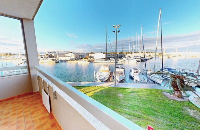 Apartment for 4 with boats view