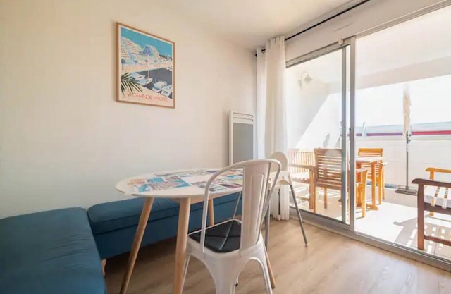 Apartment F2 terrace "Port Athena" 150 m from the beach