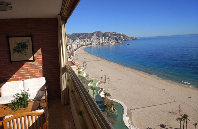 Apartment facing the sea. In the center of the Poniente Beach. WIRELESS. Swimming pool