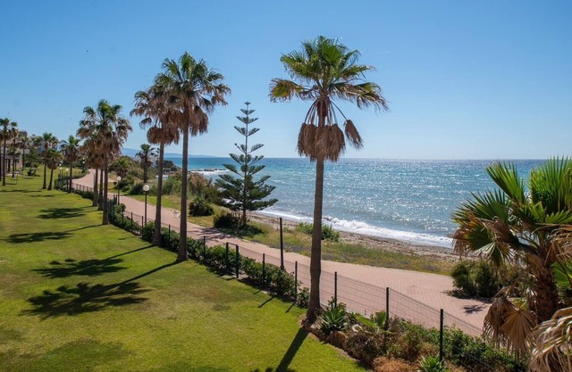 Apartment 'Fantastic Beachfront' with Sea View, Wi-Fi and Air Conditioning