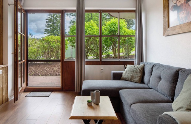 Apartment 'Ferienwohnung Am Mehlberg' with Shared Terrace and Wi-Fi