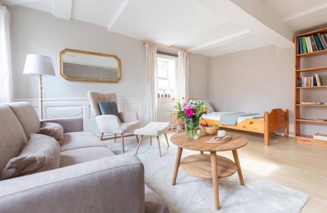 Apartment 'Fewo Am Marktplatz In Schlitz' with Shared Terrace and Wi-Fi