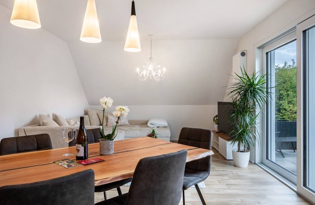Apartment 'Fewo Ebringen Weinbergblick' with Mountain View, Balcony and Wi-Fi