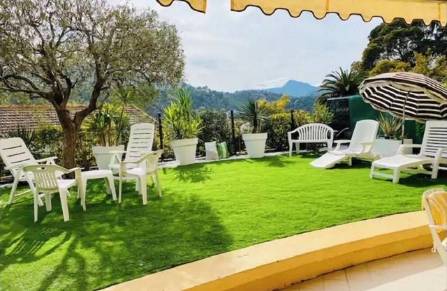 Apartment with large terrace and garden 300M from the beach
