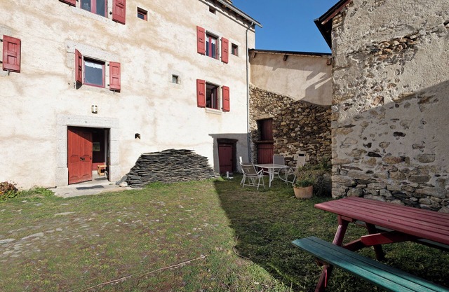 Apartment 'Gîte Camporells' with Mountain View, Shared Garden and Wi-Fi