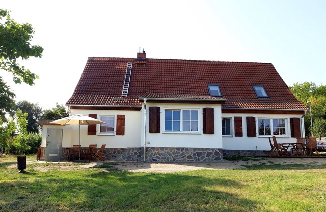 Apartment 'Haus Am See - Zur Blauen Tür' with Lake View, Private Terrace and Wi-Fi