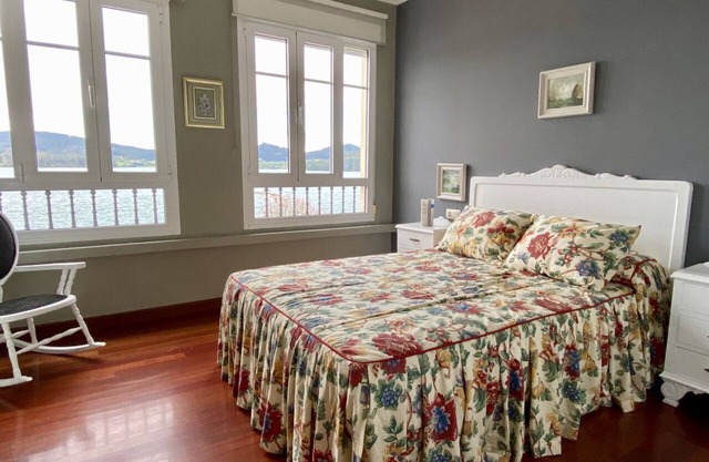 Apartment in a great location with stunning views and minutes from the beach!