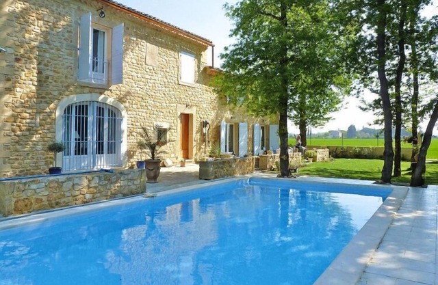 Apartment in Caderousse with Pool