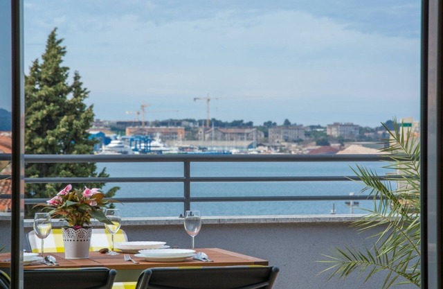 Apartment in city center with sea view