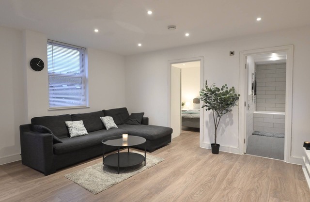 Apartment in Croydon - 1 Min walk to Train