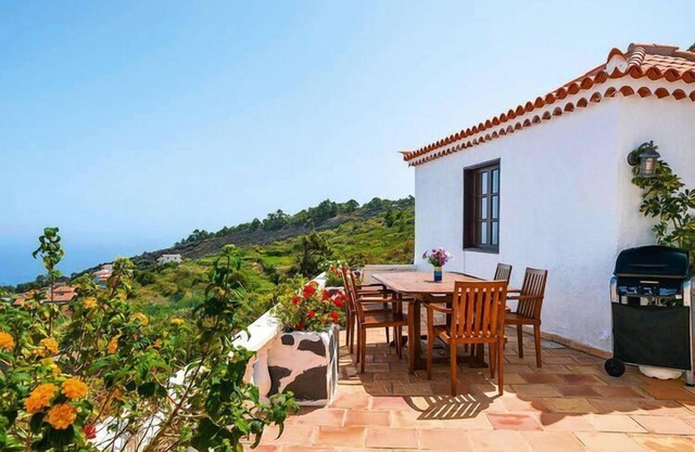 Apartment in El Tanque with garden