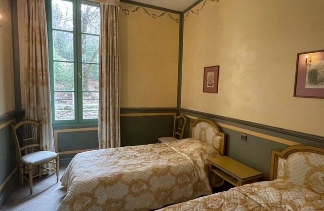 Apartment in a 19th century chateau with swimming pool and tennis court in a 4-hectare park