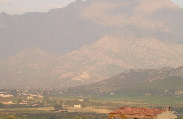 apartment in house of character, quiet pool of nature, 5min from Calvi