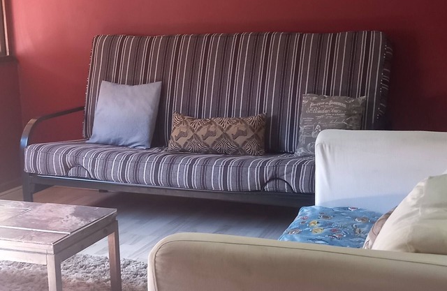Apartment in quiet, leafy suburb-safe parking, own entrance-keys and gate remote