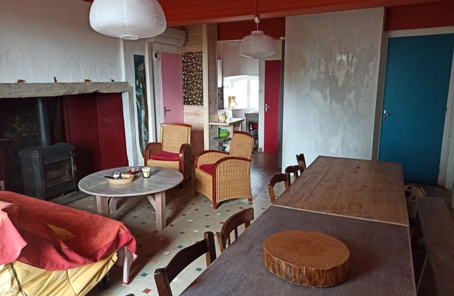 Apartment in semi-detached farmhouse with separate entrance