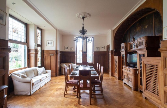 Apartment in stylish city villa